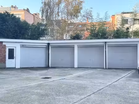 square des latins - garage fermé
