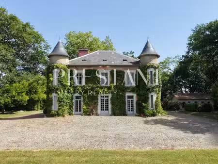 château à vendre près de bayonne- demeure de caractère avec parc, piscine et tennis.