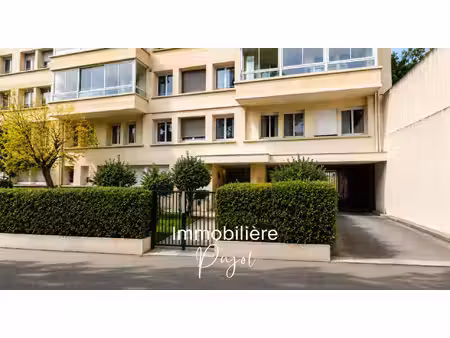 périer 13008 - box fermé dans une résidence fermée et sécurisée