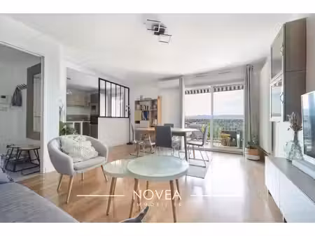 bel appartement en dernier étage à proximité du centre de tas