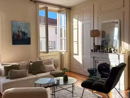 tassin-la-demi-lund – l’horloge – t3 de 67 m² – charme de l’ancien – très lumineux