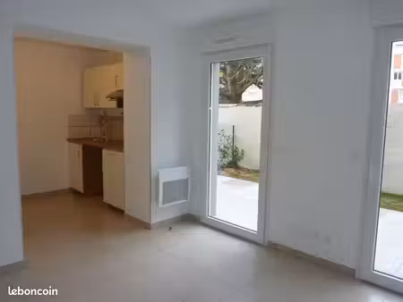t1 sans vis à vis, côté jardin, avec terrasse et jardin (dans une impasse calme à villeurb
