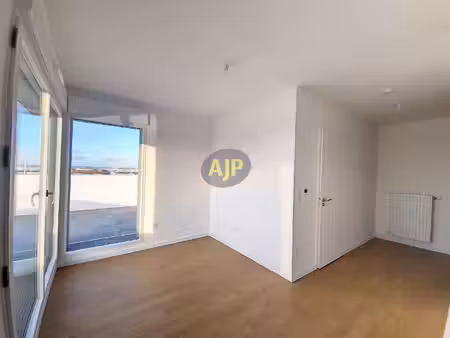 a louer beau studio vide avec terrasse - quartier arsenal - rueil- malmaison