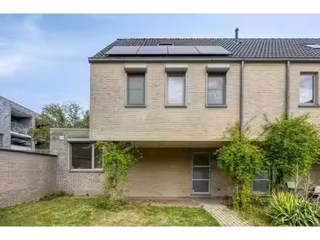 stijlvolle en instapklare woning met tuin en carport !