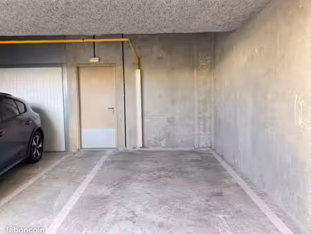 place de parking fermé / sécurisé