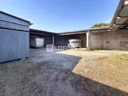 hangar semi-couvert de 1 175 m²