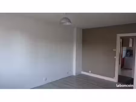appartement 2 pièces + cellier /atelier +garage sécurisé