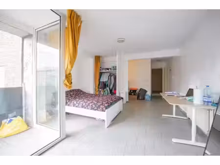 studio lumineux avec balcon