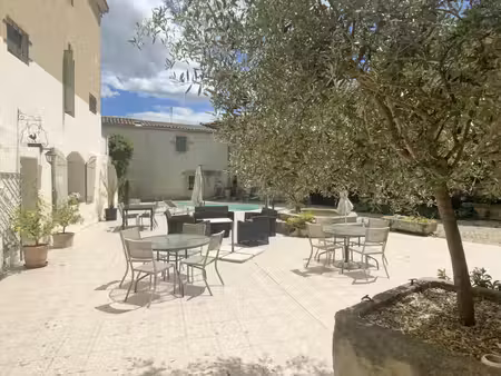 mas de village du xixo siècle avec cour , piscine dans un village avec commerces.