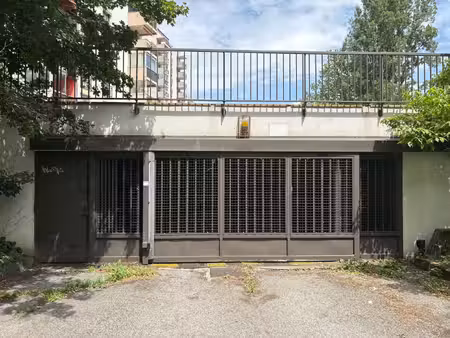 garage sécurisé de 14,84 m2 avec lumière et prise électrique