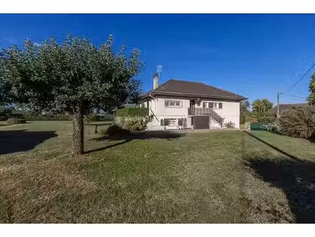 maison individuelle avec 2 400m² de terrain