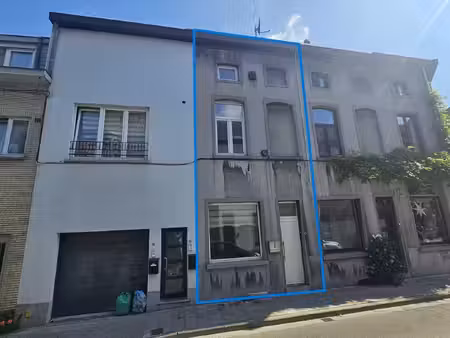 centraal gelegen, op te frissen rijwoning met 4 slaapkamers.