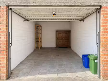 ruime afgesloten garagebox te huur van 18m²