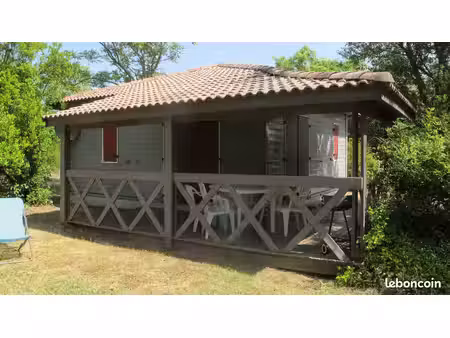 chalet avec piscine et rivière à proximité
