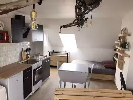 a louer - studio meublé situé en centre ville de la fleche