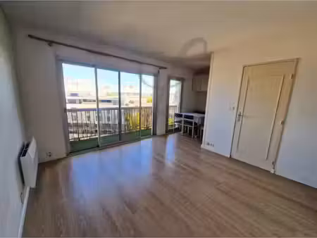 t1 avec balcon et vue dégagée sur bordeaux