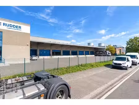 bâtiment d’entreprise stratégiquement situé de 4 700 m² à...