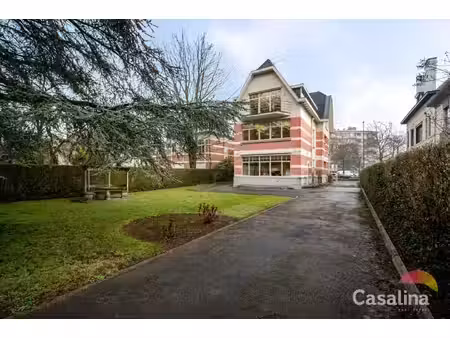 kantoorgebouw met appartement & parkeerplaatsen ±535m²