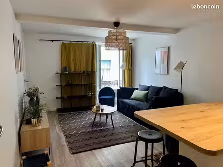 vannes centre : t2 meublé 38 m², vue mairie, dispo 1er oct