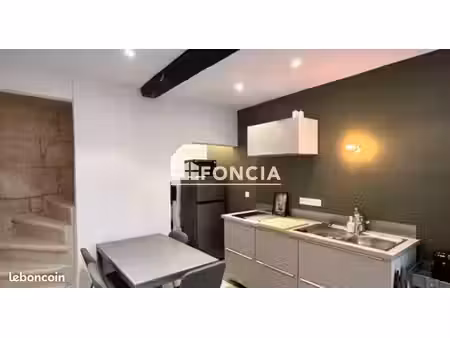 a vendre - maison de ville sur 3 niveaux de 32.89m2 rénovée au coeur d'arles, quartier de 