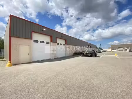 location commerce 120 m² à chassieu (69680)