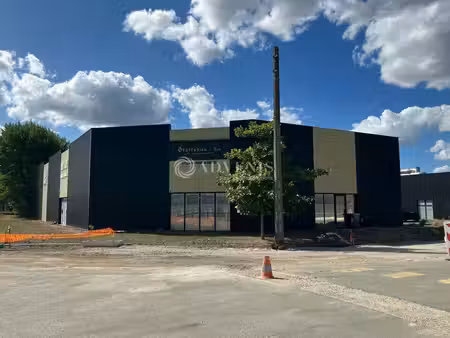 location commerce pessac 33600 210m²