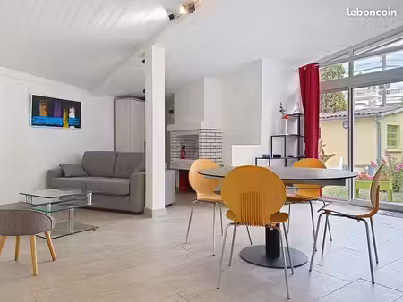 500 m plage, cinémas, gare et commerces. rdc terrasse, jardin et parking privé