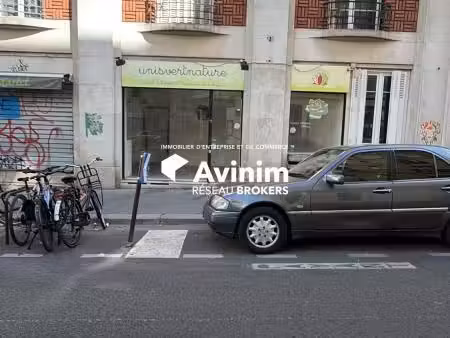 location commerce paris 75018 50m²