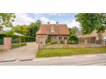 magnifique maison familiale parfaitement entretenue avec 4 chambres.