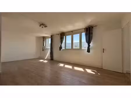 appartement - 4ème étage - 69 m2 - 3 pièces - non meublé