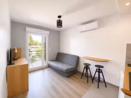 studio rénové avec balcon et stationnement en résidence sécurisée