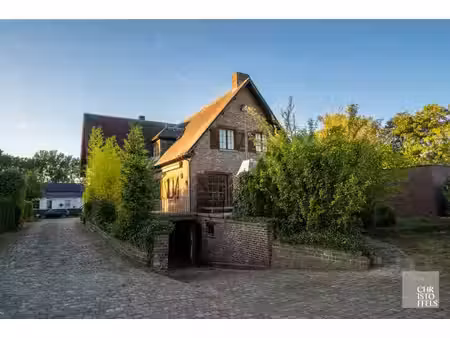 te renoveren landhuis met bijgebouw van ca 70m² op perceel van 1.390 m²
