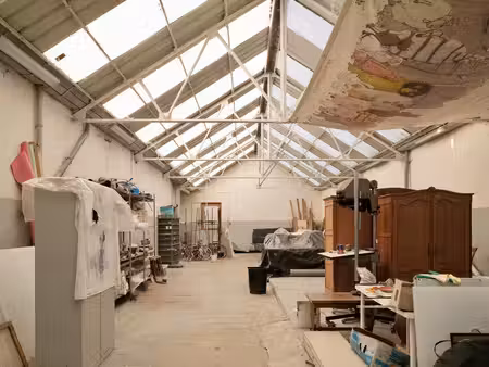 opbrengsteigendom met magazijn en twee appartementen nabij gent