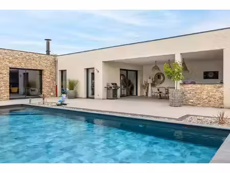 contemporaine et piscine ou l'art de vivre en extérieur paysagé
