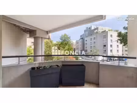 lyon 3eme. t3 avec balcon. cave. garage. vendu loue