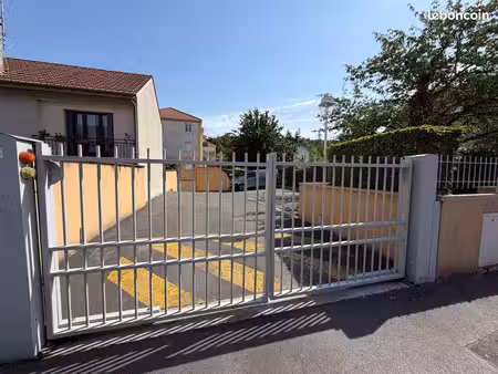 place de parking extérieure dans copropriété