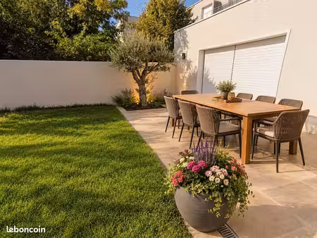 maison individuelle à étage avec garage et jardin