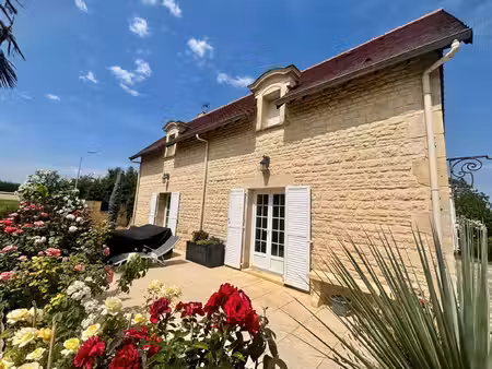 5 km d'argences. très belle maison de 5 chambres.