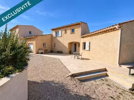 vaste maison contemporaine avec vue dégagée