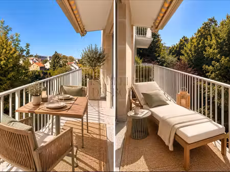 exclusivité - f4 de 86 m² avec balcon plein sud, cave et parking - chambourcy centre.