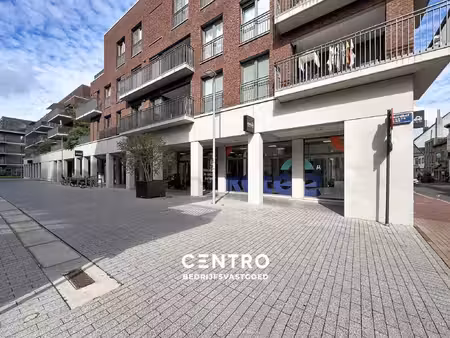 modern kantoor (± 825 m²) met 20 ondergrondse parkeerplaatsen op een rustige, vlot bereikb