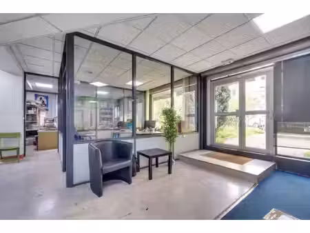 location local professionnel 700m²