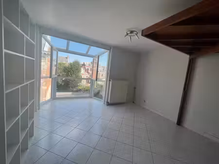 beau studio quartier henriville dans résidence sécurisée