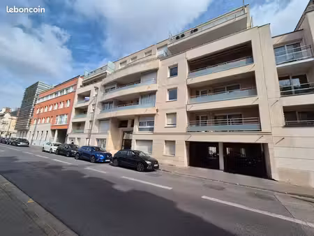 loue place de parking intérieur en sous-sol