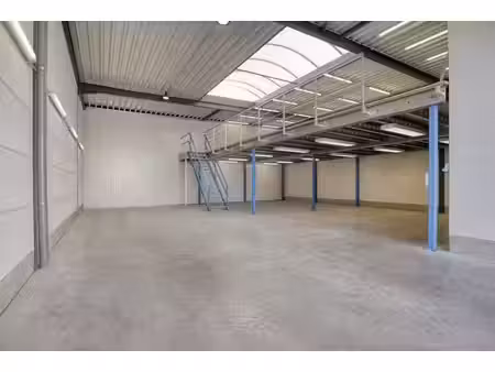 entrepôt prêt à emménager (205 m²) avec bureau et mezzanine
