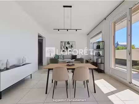 appartement lumineux 3 pièces avec grand balcon