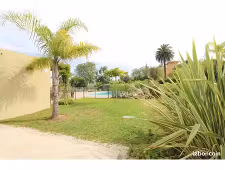 nice fabron supérieur - 2 pièces avec terrasse - garage en sus - piscine et jardins