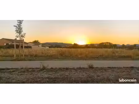 terrain constructible rare à deux pas de toutes commodités à pieds