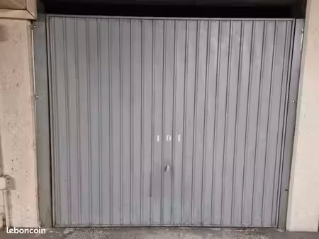 garage en box avec électricité et lumière dans une résidence sécurisée