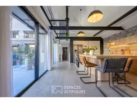 maison contemporaine avec garage double et place de stationnement